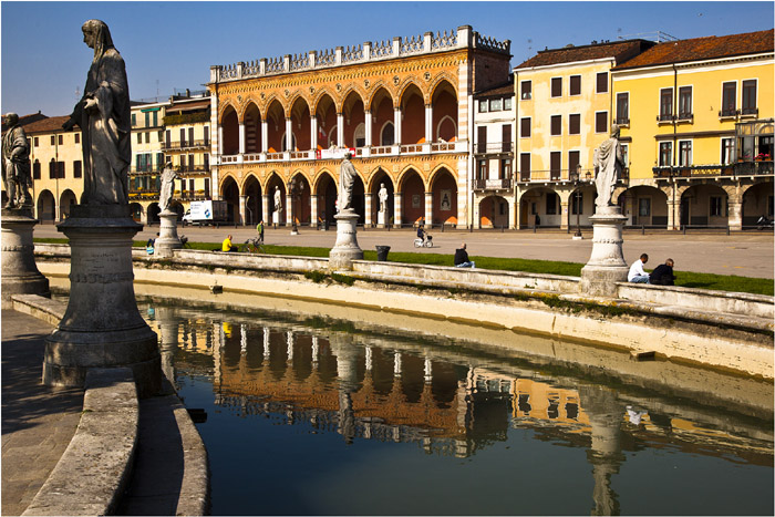 The story takes place at an unspecified historical time in Padua, Italy.