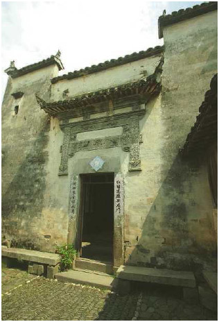 A traditional house from the Ming dynasty included rectangular compounds of buildings with thick roofs and walls.
