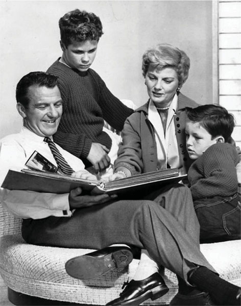 “Leave It to Beaver,” a popular primetime 1950s television show, portrayed a traditional nuclear family. Cast (left to right): Hugh Beaumont, Tony Dow, Barbara Billingsley, and Jerry Mathers, c 1959, ABC Television, via Wikimedia.
