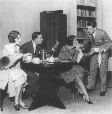 A scene from a 1940 production of Private Lives starring Gertrude Lawrence as Amanda, Coward as Elyot, Adrienne Allen as Sibyl, and Lawrence Olivier as Victor