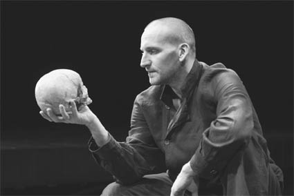 Christopher Eccleston as Hamlet in Act V, scene i, at the West Yorkshire Playhouse, Leeds, 2002