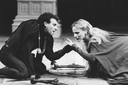 Antony Sher as Richard III and Penny Downie as Lady Anne in Act I, scene ii at the Royal Shakespeare Theatre, 1984